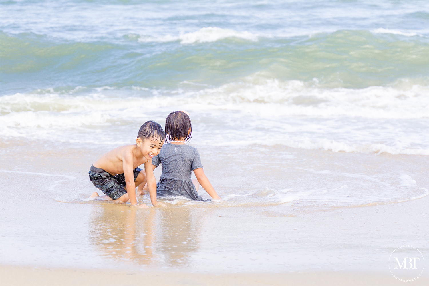 siblings playing at the beach, taken i Virginia Beach by a Virginia portrait photographer