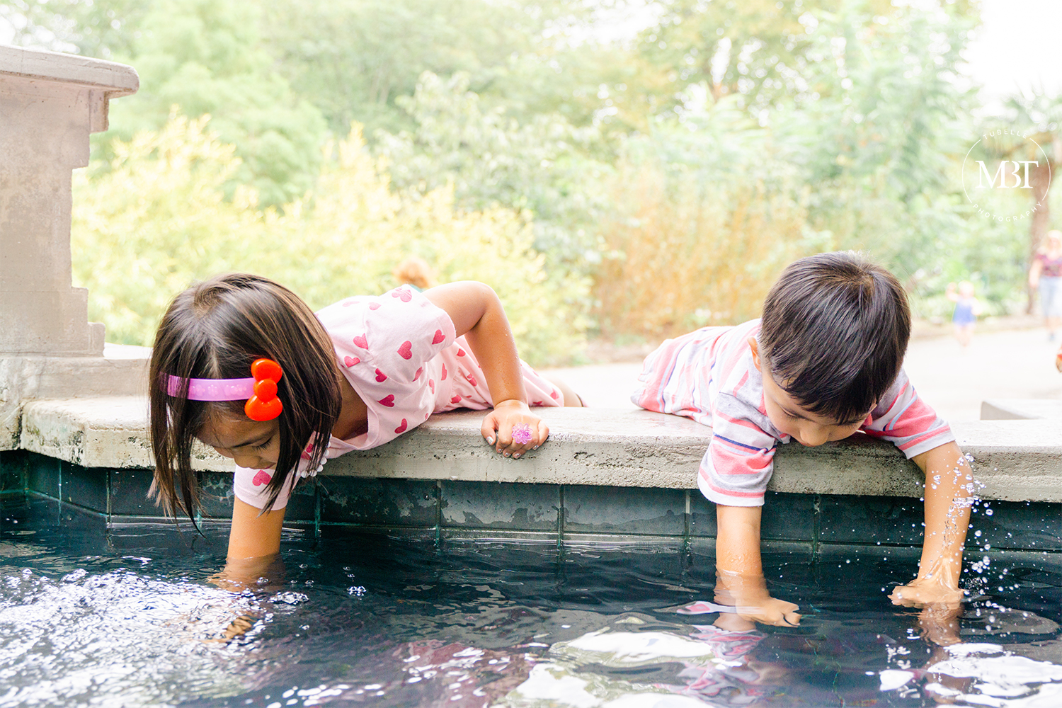 siblings playing with water, taken in Virginia Zoo in Norfolk, Virginia by a DMV family photographer