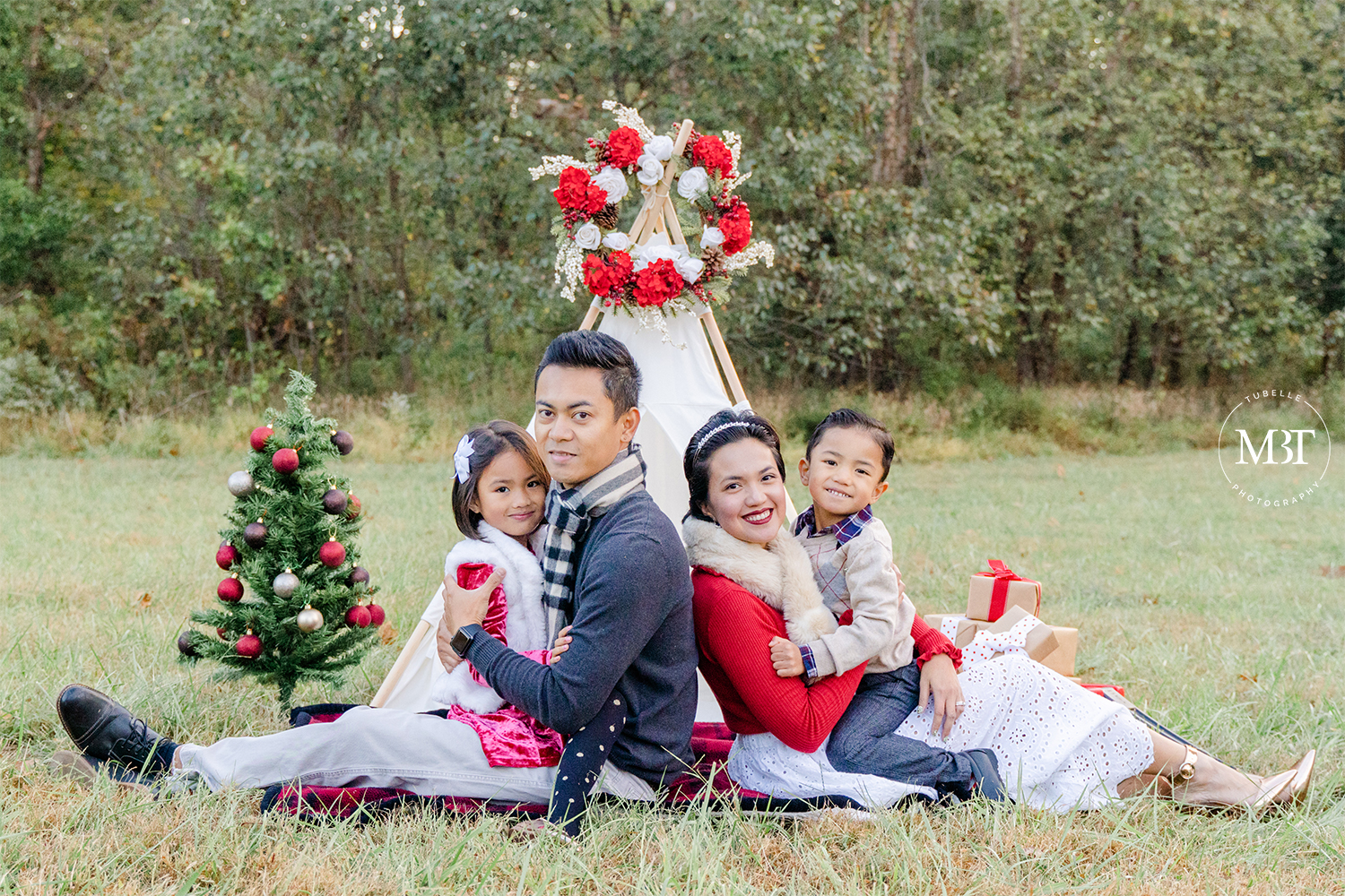 family portrait, christmas mini, taken in Fairfax by a Northern Virginia family photographer
