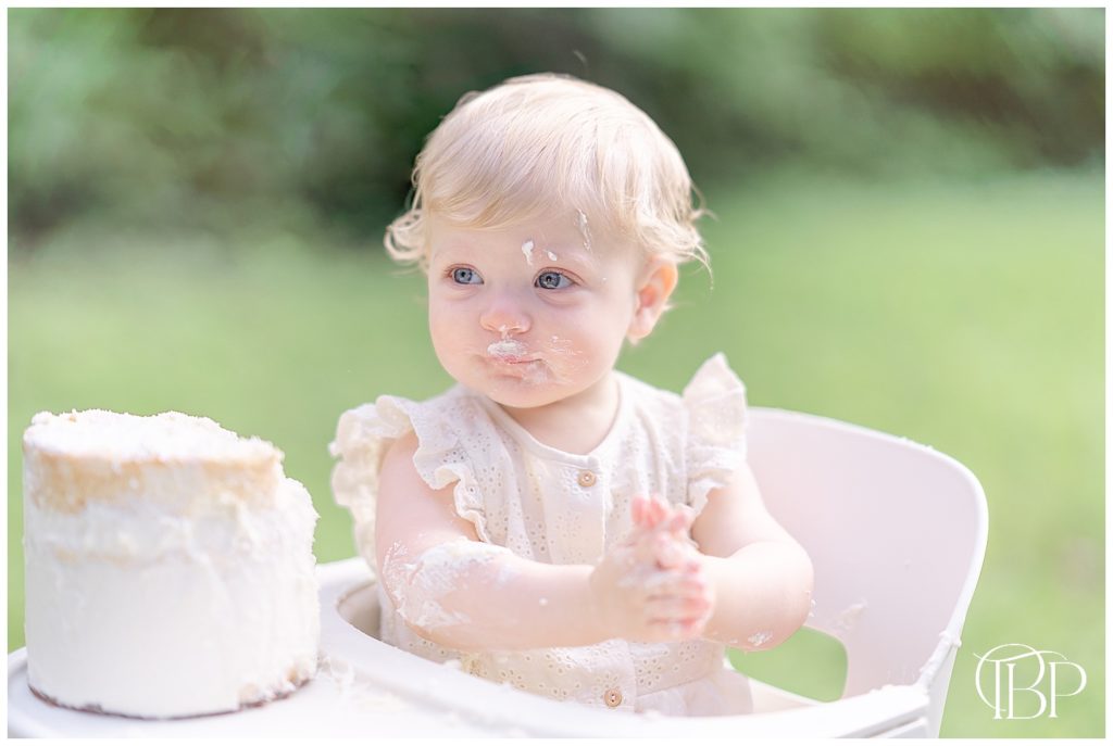 baby clapping during cake smash photography at their backyard in Virginia